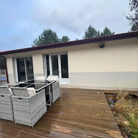 Dependance Avec Piscine Et Partages - 130 M *