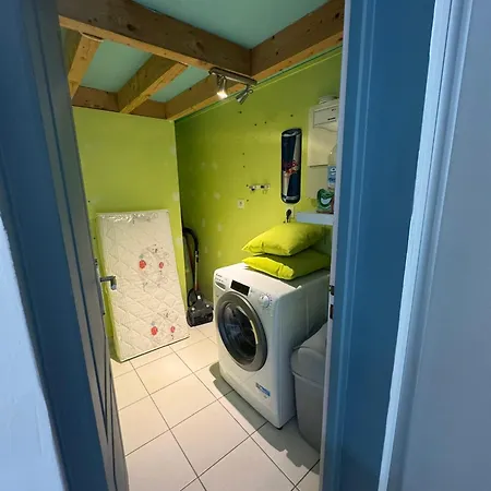 Dependance Avec Piscine Et Partages - 130 M