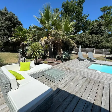 Dépendance Avec Piscine Et Partagés - 130 M *